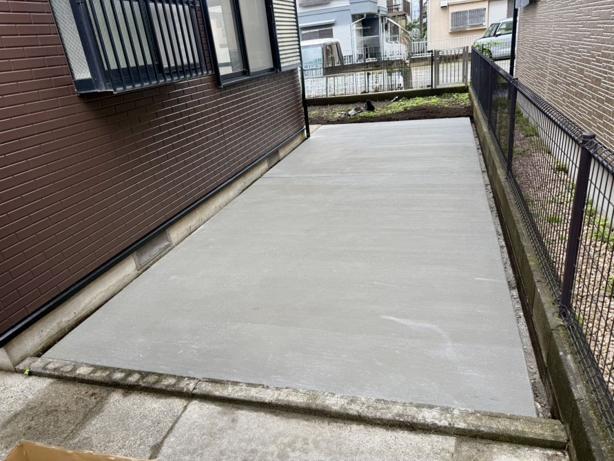 完成した土間コンクリート（水はけスリット周辺）